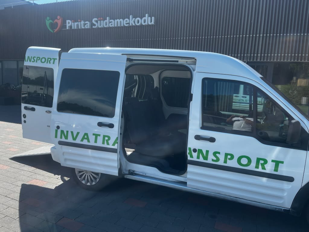 Invaveo sõiduk avatud küljeuksega